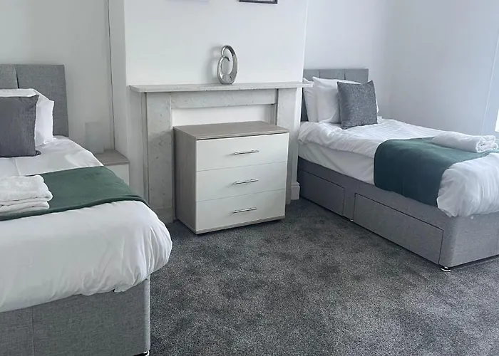 4 Bed House, 2 Bath With Large Garden And Free Parking - Sleeps 8