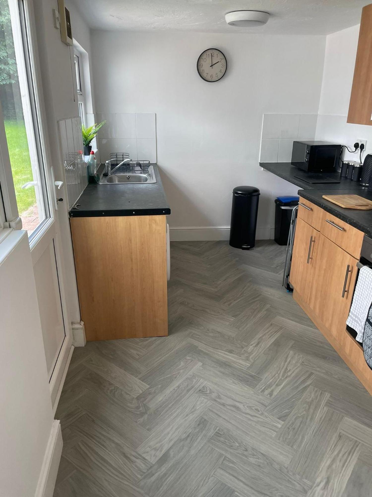 Apartment 4 Bed House, 2 Bath With Large Garden And Free Parking - Sleeps 8 *