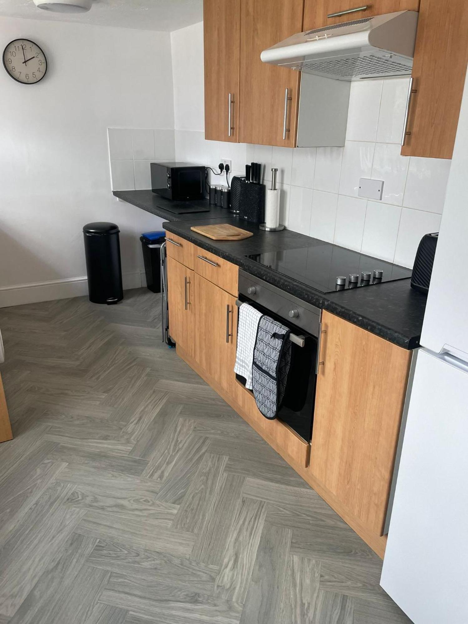 4 Bed House, 2 Bath With Large Garden And Free Parking - Sleeps 8