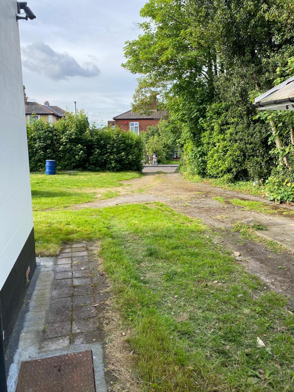 Apartment 4 Bed House, 2 Bath With Large Garden And Free Parking - Sleeps 8 *