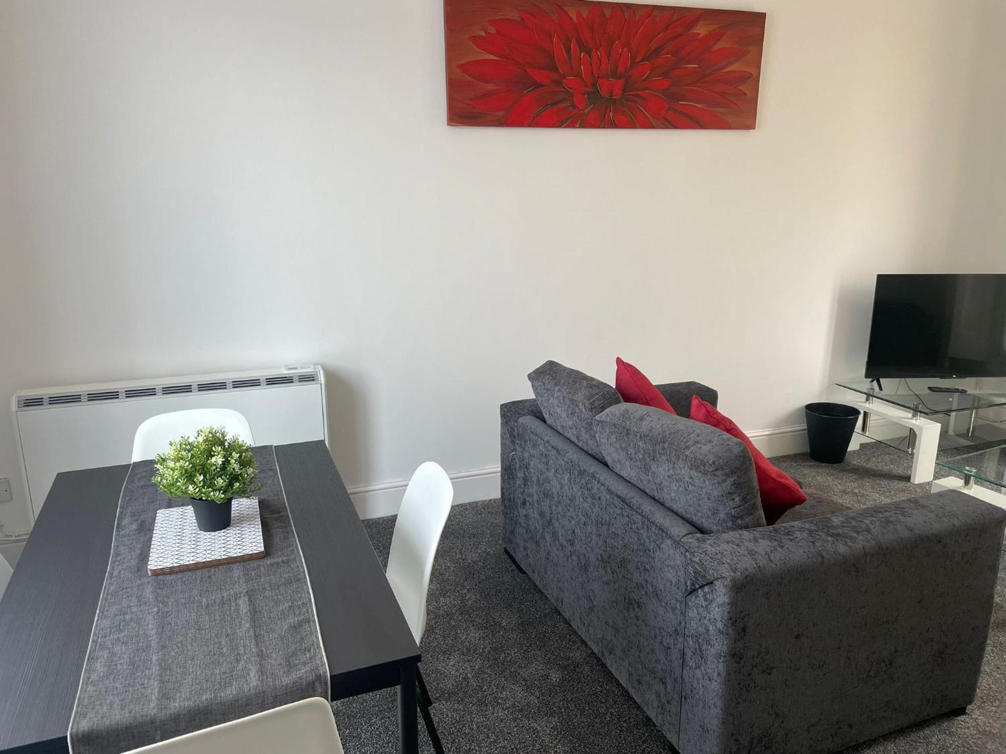 4 Bed House, 2 Bath With Large Garden And Free Parking - Sleeps 8 * Southampton