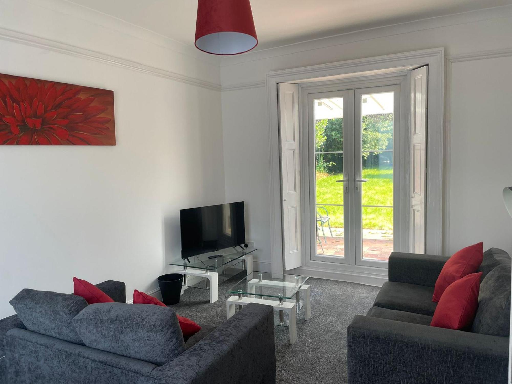 Apartment 4 Bed House, 2 Bath With Large Garden And Free Parking - Sleeps 8 *