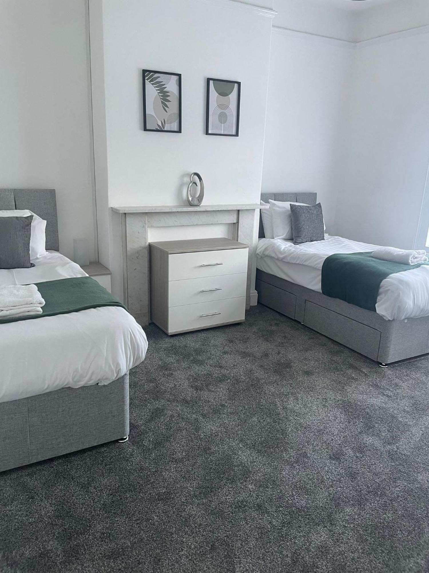 4 Bed House, 2 Bath With Large Garden And Free Parking - Sleeps 8 Apartment Southampton