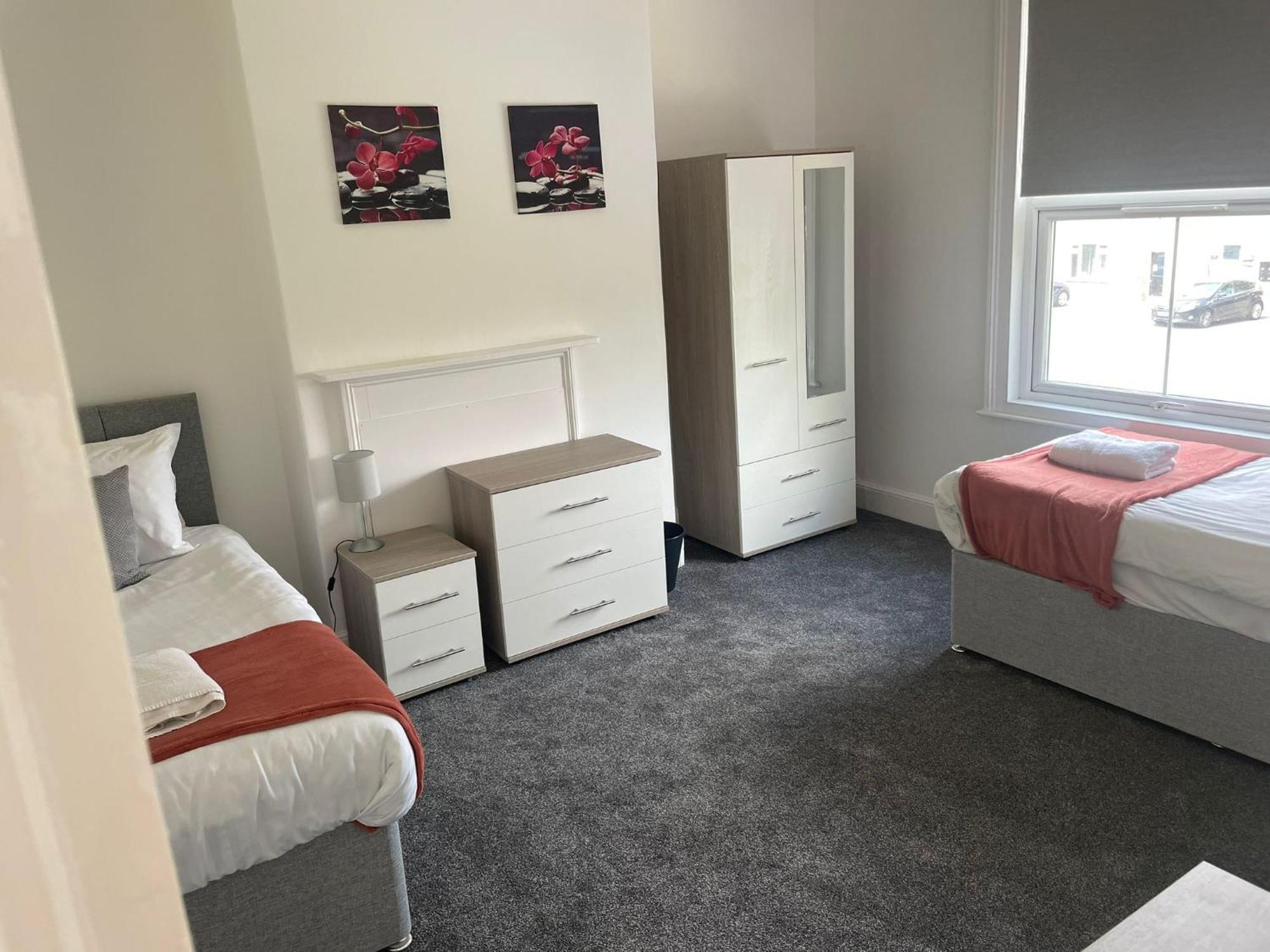 4 Bed House, 2 Bath With Large Garden And Free Parking - Sleeps 8 *
