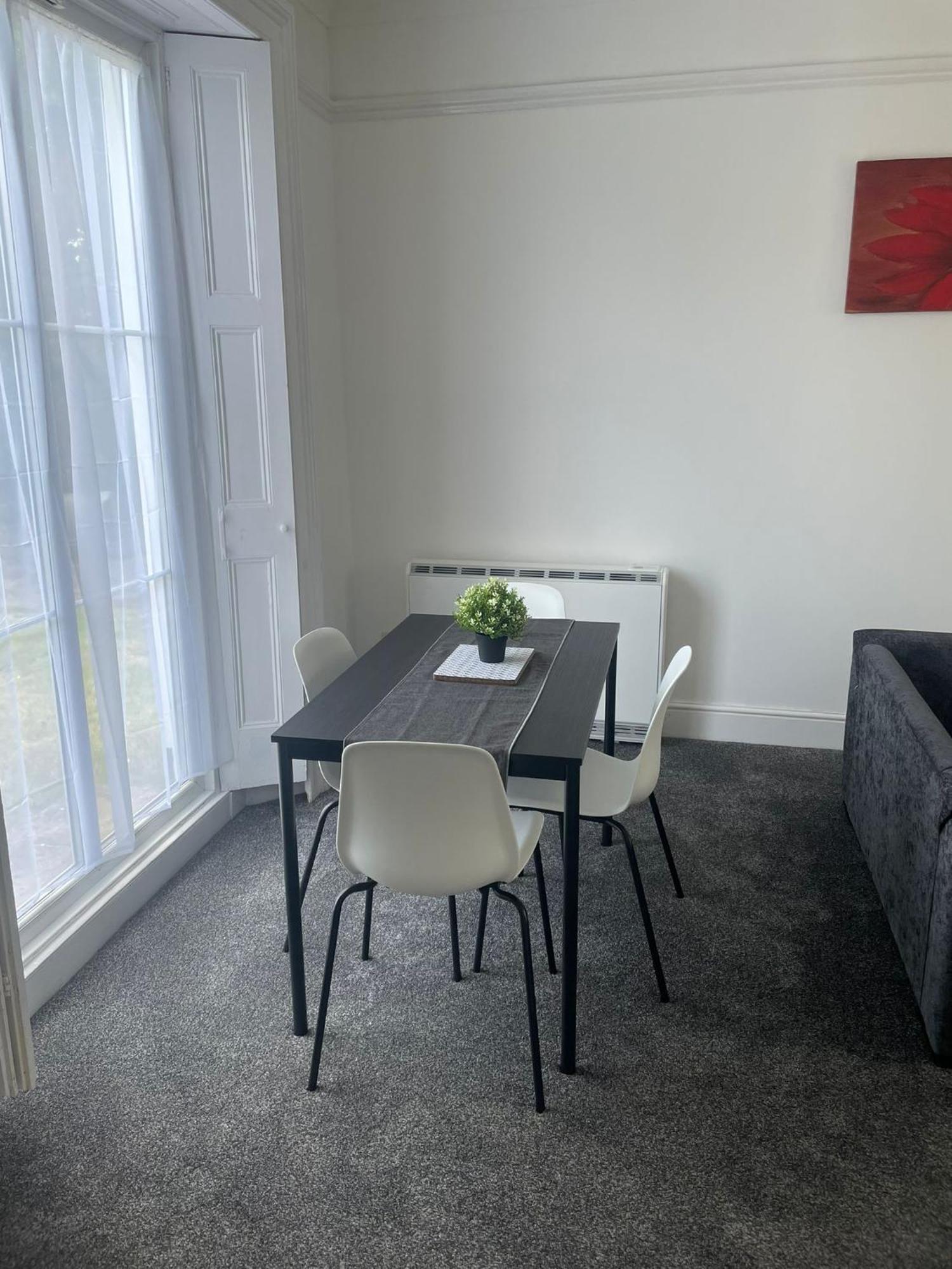 4 Bed House, 2 Bath With Large Garden And Free Parking - Sleeps 8 Apartment *
